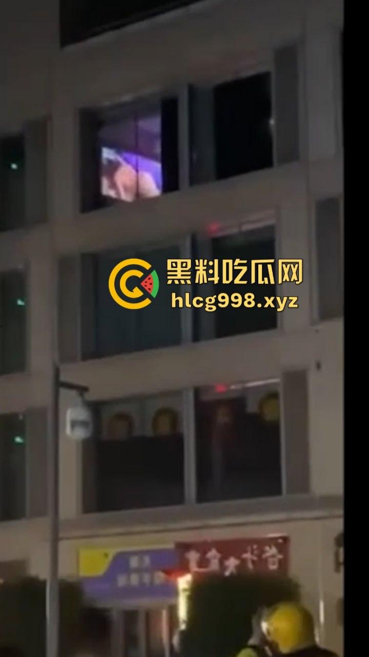 单身小伙在家不拉窗帘巨幕看A片 搞得楼下人尽皆知 这也太社死了-5