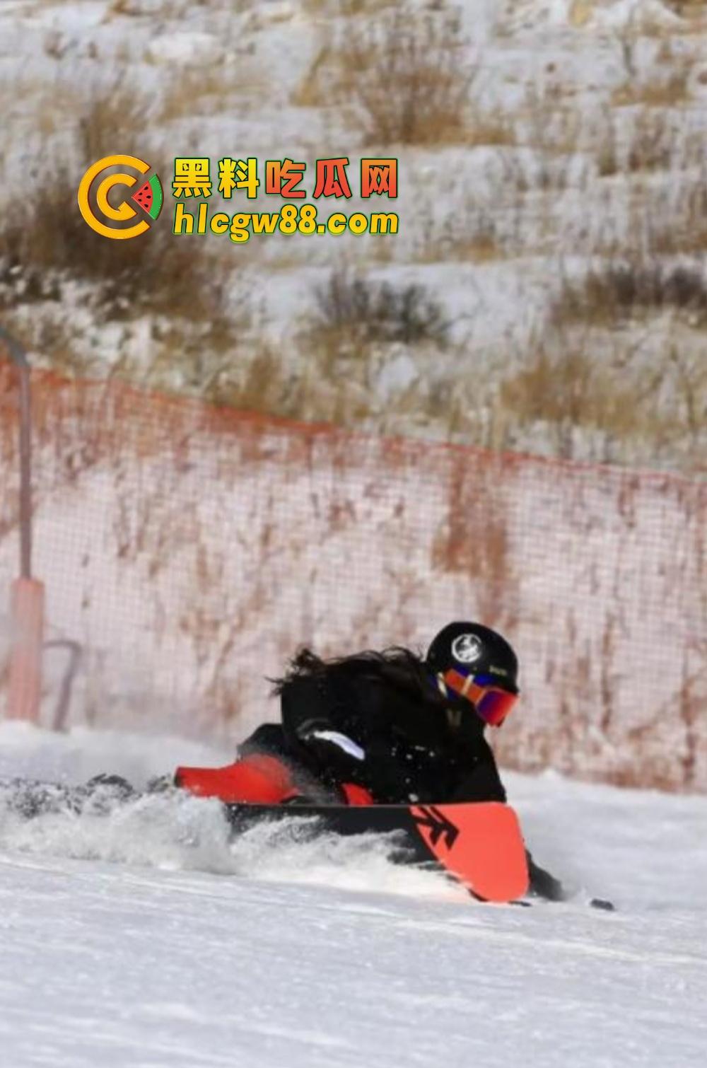 骑行媛已成历史，滑雪媛2025年全面上线，云顶滑雪场美女云集，白天滑雪，晚上开房身上滑！-22