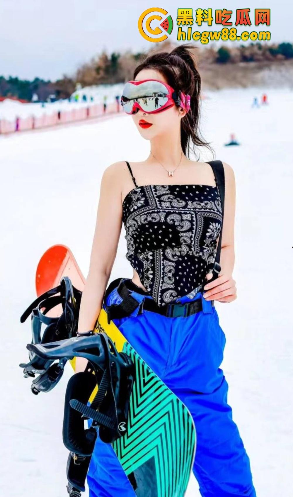骑行媛已成历史，滑雪媛2025年全面上线，云顶滑雪场美女云集，白天滑雪，晚上开房身上滑！-26