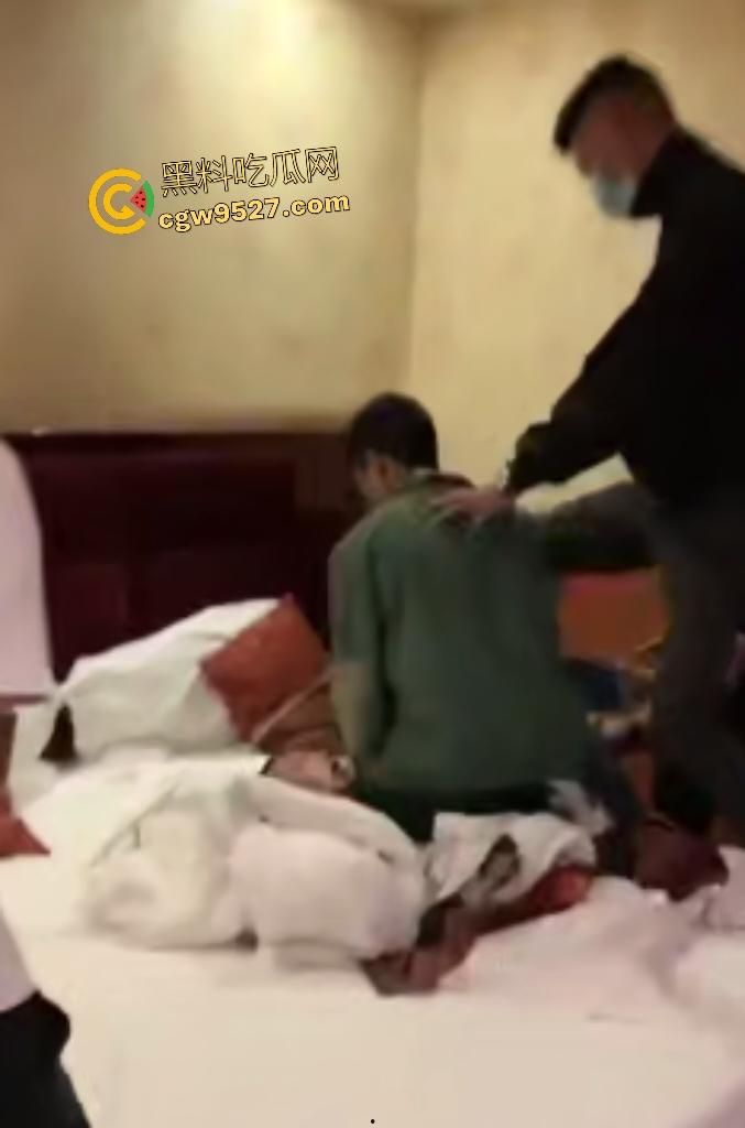 原配老公捉奸带男小三去警局,小三不愿走直接被扇巴掌,这老婆还想跑,老公直接抓头说在床上睡着!-4