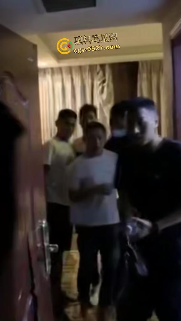 原配老公捉奸带男小三去警局,小三不愿走直接被扇巴掌,这老婆还想跑,老公直接抓头说在床上睡着!-8