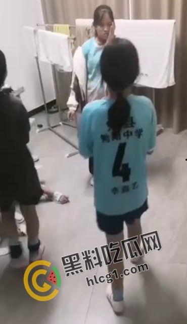勉县勉阳中学足球队李嘉艺聚集多人霸凌同队李云瑶,人没多大心怎么这么狠,被霸凌者父亲做出霸气回应-3