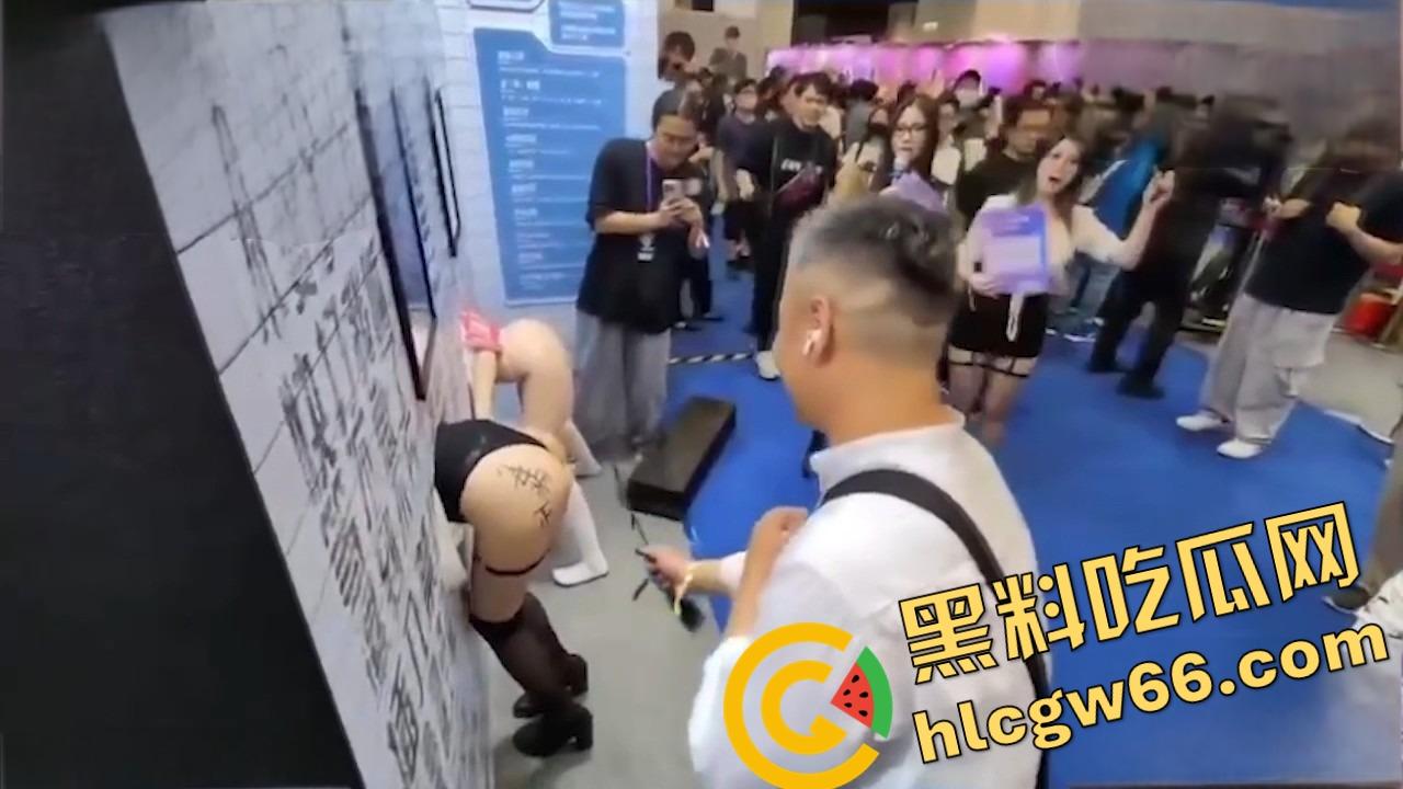 台湾成人博览会2025现场开放SM互动，女优撅臀任抽打当肉便器，屁股写淫字让观众轮番狂抽！-2