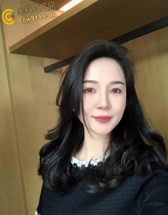 趁妹妹不在家,大姨子穿真空旗袍勾引妹夫,厕所主动跪地口交,镜前后入无套,骑乘内射骚穴 !-1