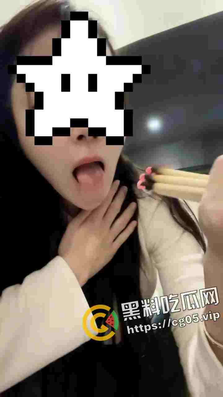 抖音女主播PK失败后自虐 滴蜡在胸上 生吃点燃的香 皮筋弹手臂 多少有点受虐癖 老夫怀疑你就是好这口才输的-4