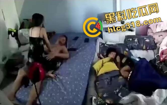 监控流出美少妇午休主动骑上丈夫要公粮,结果他睡得像死猪,儿子翻身险些撞上,枕边风都吹不醒的男人!-4