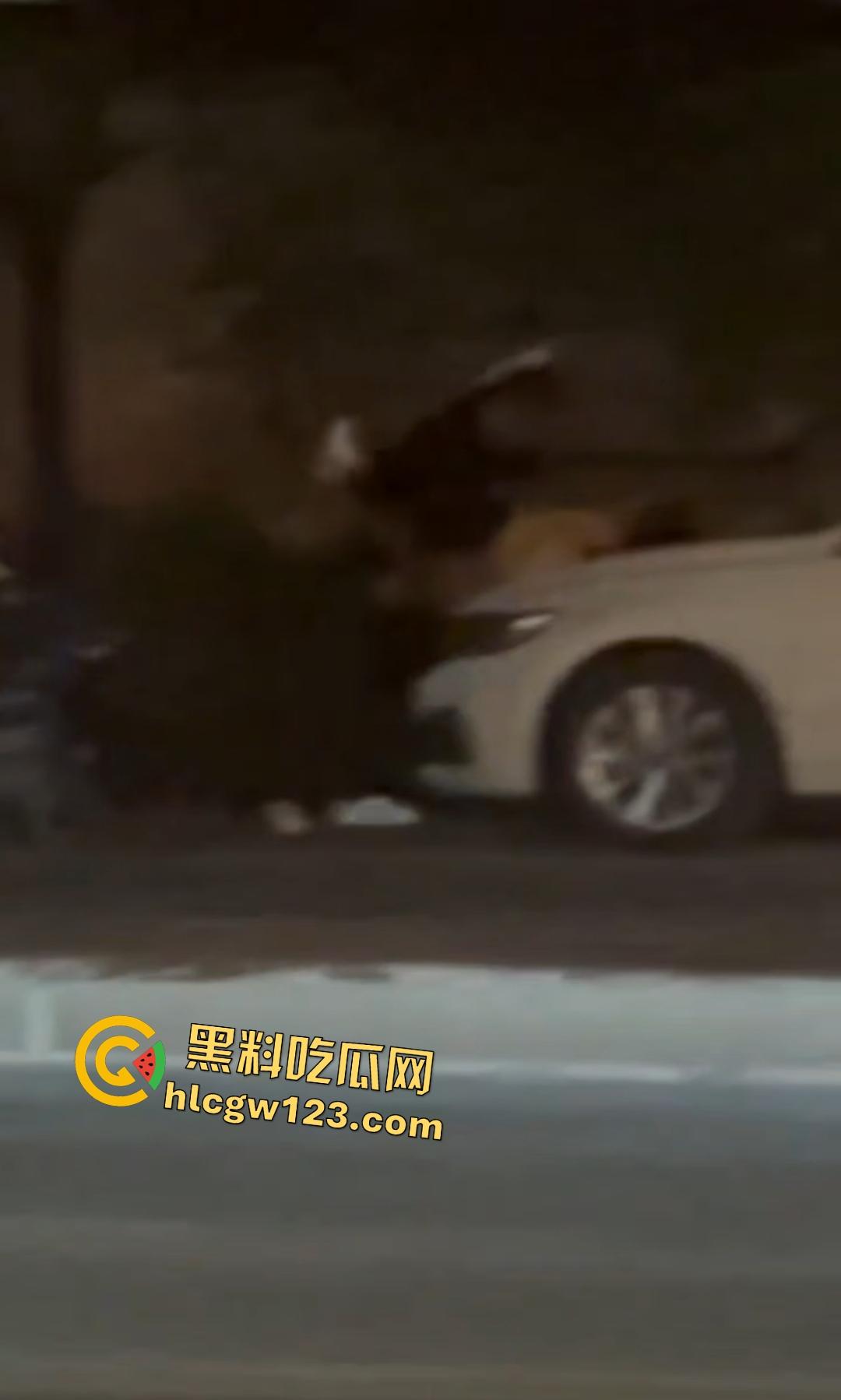 濮阳男子压女传教士猛干,淫叫快把车盖压塌了,淫水多的可以给车子洗个澡了!-2