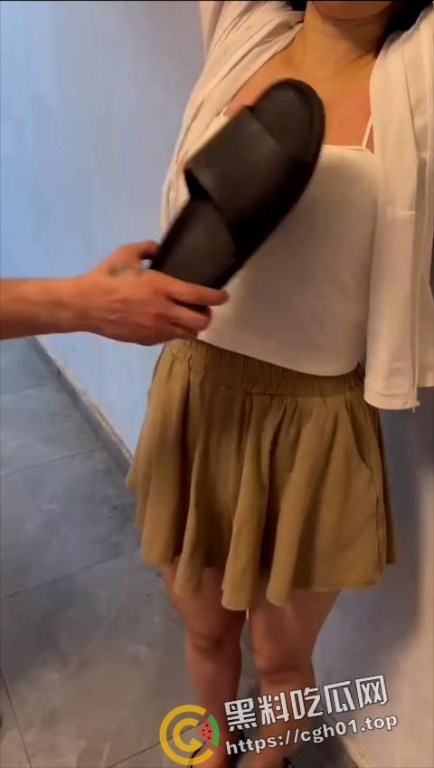 虐胸纯享版!拖鞋打胸 越打越红 小姐姐撕心裂肺的叫声 这乳腺都要打烂了吧-1