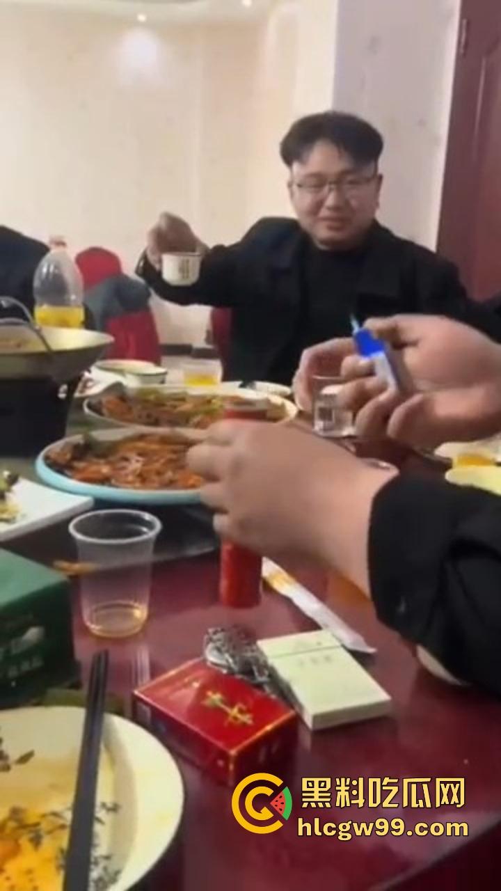 不是一家人,不进一家门!老公饭桌上点二踢脚炸饭桌,老婆家里放鞭炮炸逼治宫寒,夫妻俩比谁更硬核!-1