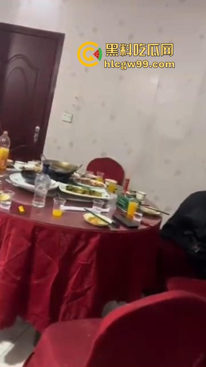 不是一家人,不进一家门!老公饭桌上点二踢脚炸饭桌,老婆家里放鞭炮炸逼治宫寒,夫妻俩比谁更硬核!-4