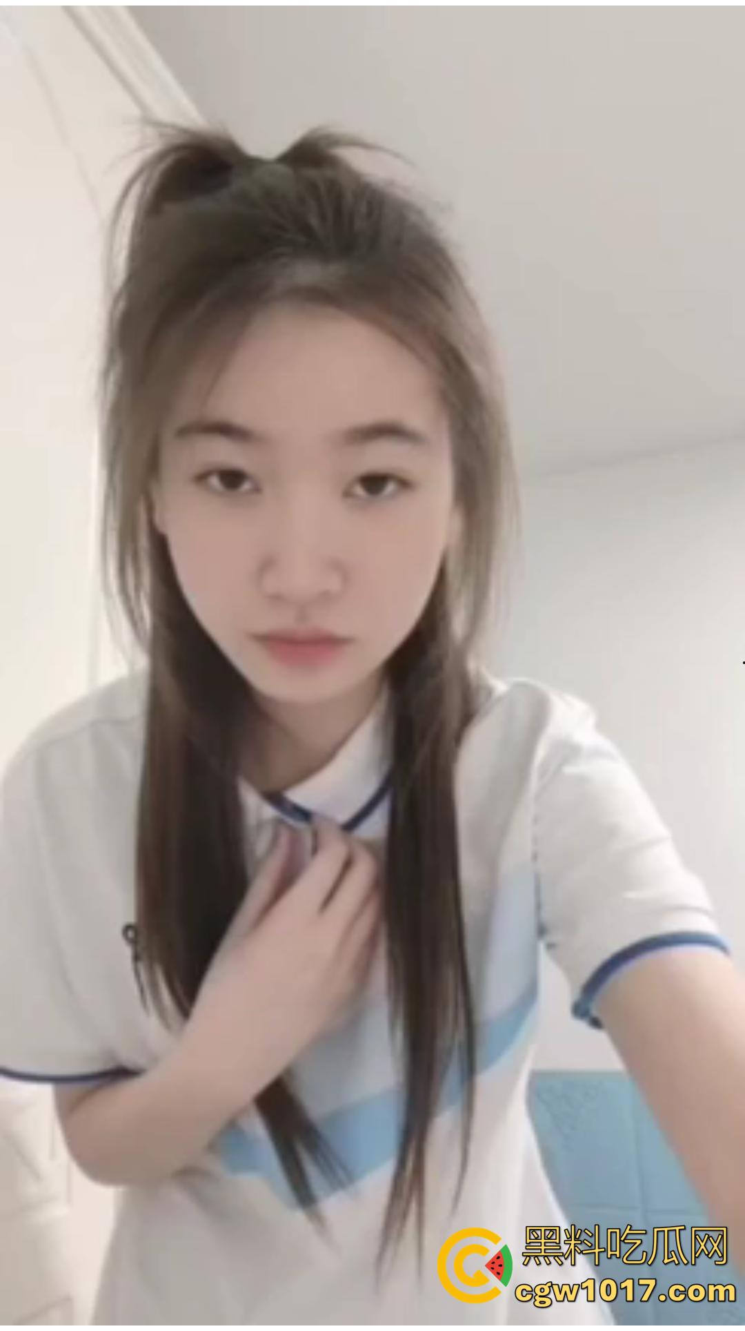 清纯高中小妹拍给网友的调教视频惨遭流出!光着身子像母狗一样爬圈,水晶棒插逼居然插到高潮喷水!-1