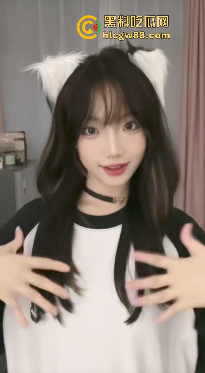 抖音反差嫩妹骚婊【相咕烧麦】化身洛丽塔女仆淫荡吃鸡,私人影院做爱无套内射白浆涌出!-4