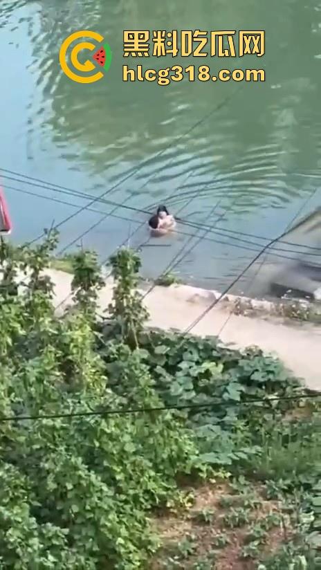 大胆情侣河边做爱,精虫上脑直接开干,激情四射无视众人,这样搞下去真不怕得阴道炎呀!-3