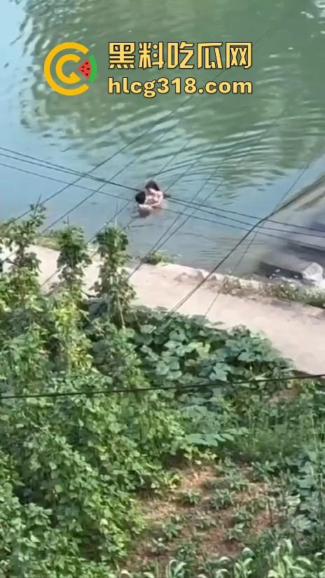 大胆情侣河边做爱,精虫上脑直接开干,激情四射无视众人,这样搞下去真不怕得阴道炎呀!-4