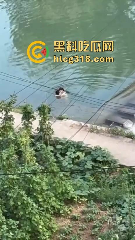 大胆情侣河边做爱,精虫上脑直接开干,激情四射无视众人,这样搞下去真不怕得阴道炎呀!-5