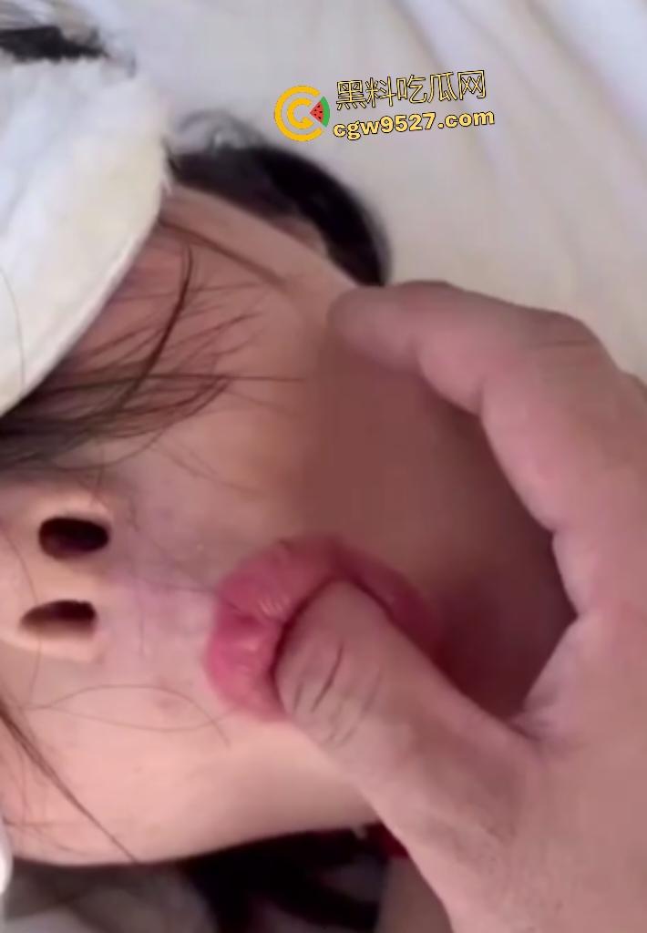 男子玩SM捆绑女友,扇巴掌卡脖子快窒息了,又从肛门里拔50cm软香肠,虽无屎迹,却散发淡淡臭味!-2