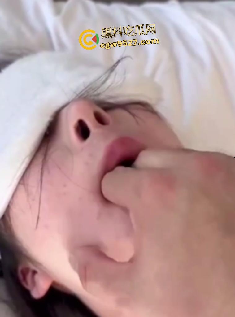 男子玩SM捆绑女友,扇巴掌卡脖子快窒息了,又从肛门里拔50cm软香肠,虽无屎迹,却散发淡淡臭味!-3