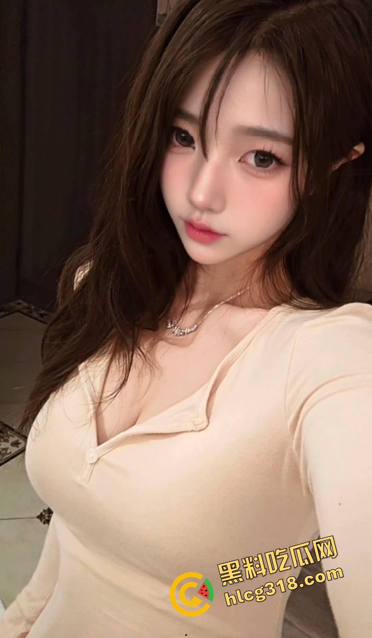 酒吧厕所整活,年轻男女激情日逼被抓个正着,妹子崩溃走出来低头躲镜头差点哭出声,表情尴尬到极致!-2