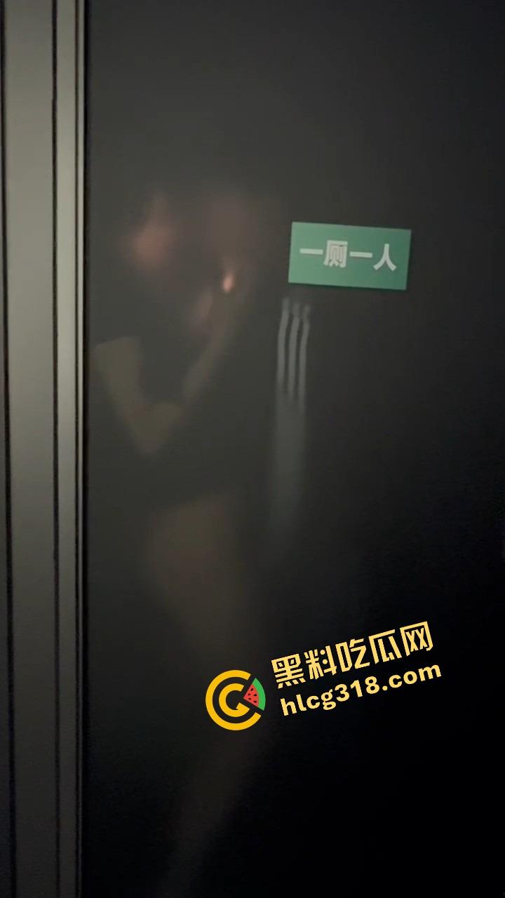 酒吧厕所整活,年轻男女激情日逼被抓个正着,妹子崩溃走出来低头躲镜头差点哭出声,表情尴尬到极致!-7