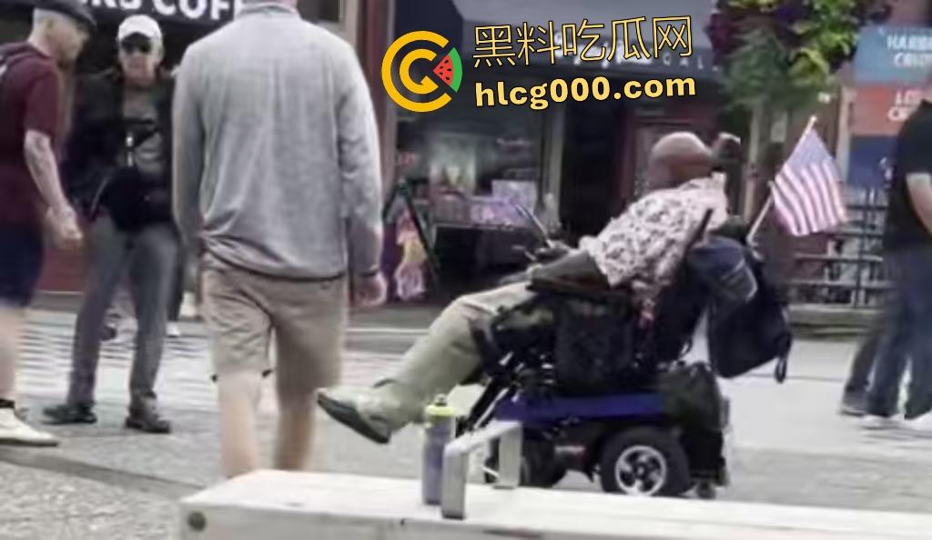 西雅图街头轮椅男持刀挑衅,谁料对方竟有手枪,直接被突突,血溅阿拉斯加路!-1