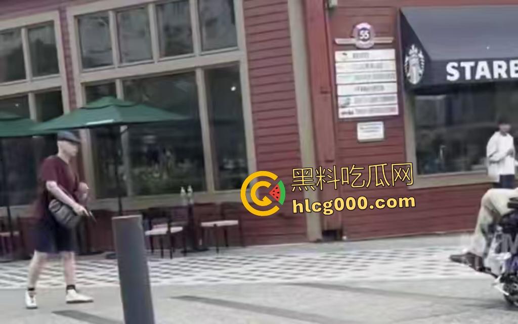 西雅图街头轮椅男持刀挑衅,谁料对方竟有手枪,直接被突突,血溅阿拉斯加路!-4