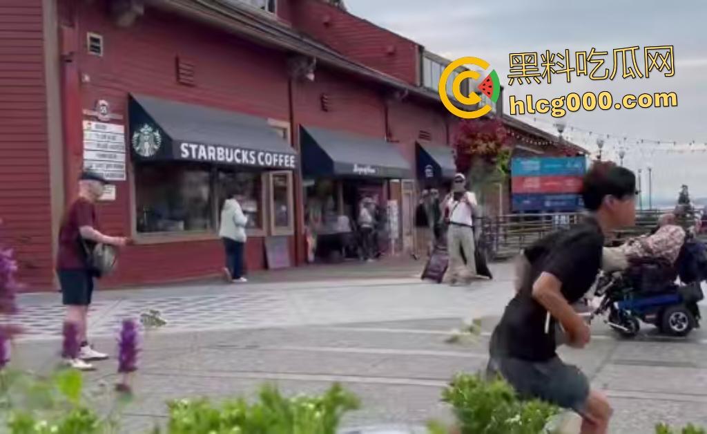 西雅图街头轮椅男持刀挑衅,谁料对方竟有手枪,直接被突突,血溅阿拉斯加路!-6