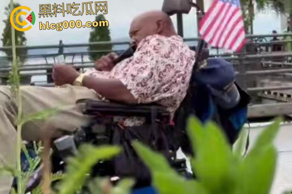 西雅图街头轮椅男持刀挑衅,谁料对方竟有手枪,直接被突突,血溅阿拉斯加路!-7