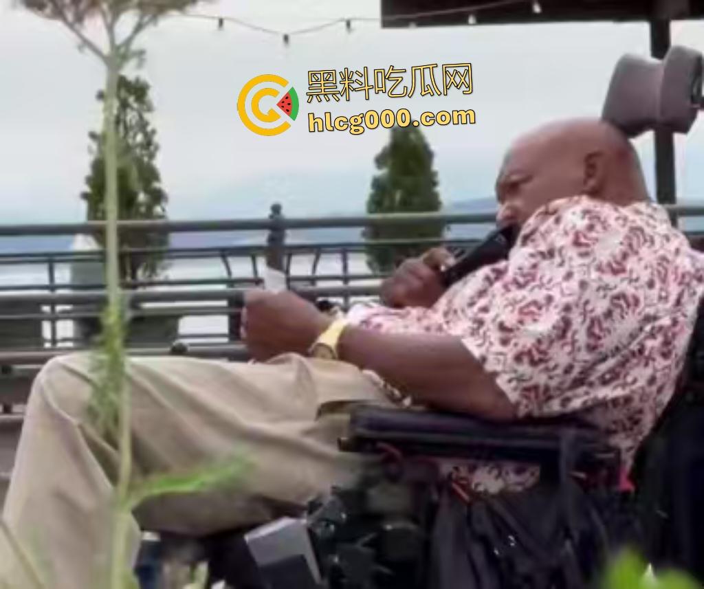 西雅图街头轮椅男持刀挑衅,谁料对方竟有手枪,直接被突突,血溅阿拉斯加路!-8