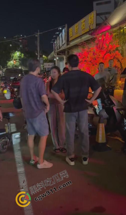 重庆破晓民谣酒馆门【吴继钰】出轨现场:婆媳联手捉奸,现场大乱斗,尖叫声阵阵,围观者疯狂拍照,醉酒男主角尴尬绝望!-5