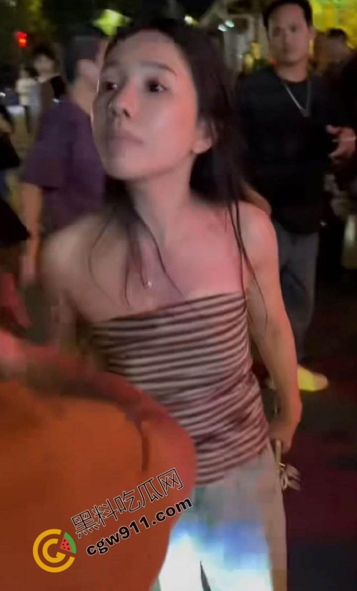 重庆破晓民谣酒馆门【吴继钰】出轨现场:婆媳联手捉奸,现场大乱斗,尖叫声阵阵,围观者疯狂拍照,醉酒男主角尴尬绝望!-7