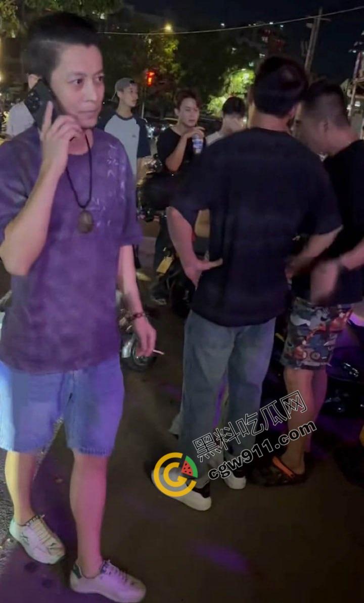 重庆破晓民谣酒馆门【吴继钰】出轨现场:婆媳联手捉奸,现场大乱斗,尖叫声阵阵,围观者疯狂拍照,醉酒男主角尴尬绝望!-8