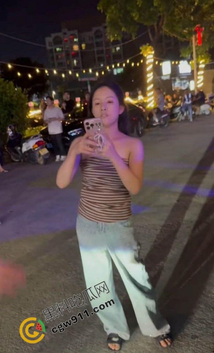 重庆破晓民谣酒馆门【吴继钰】出轨现场:婆媳联手捉奸,现场大乱斗,尖叫声阵阵,围观者疯狂拍照,醉酒男主角尴尬绝望!-10