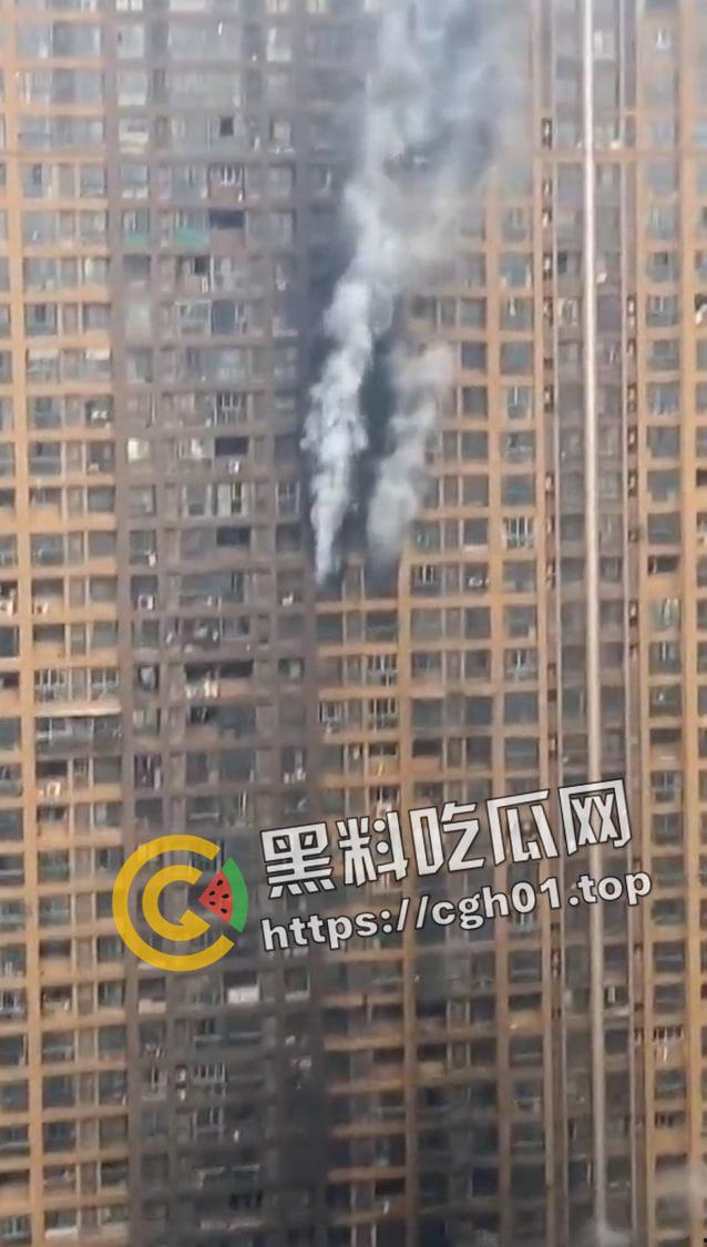 南京小区大火事件!领导视察灾后情况笑容满面离开 引起小区众愤-7