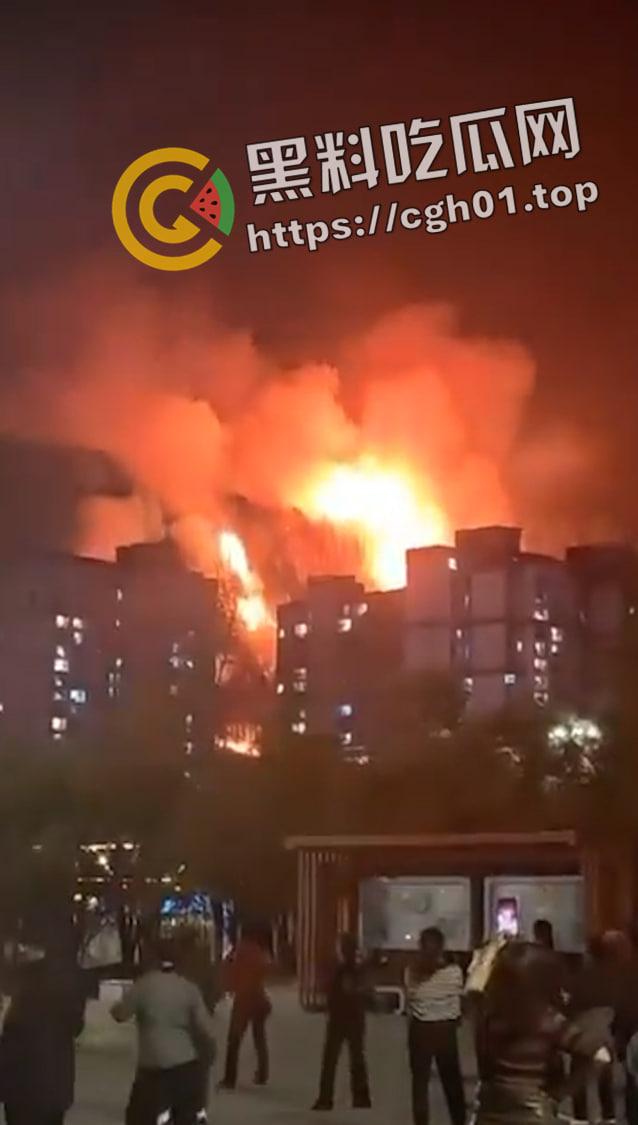 南京小区大火事件!领导视察灾后情况笑容满面离开 引起小区众愤-8