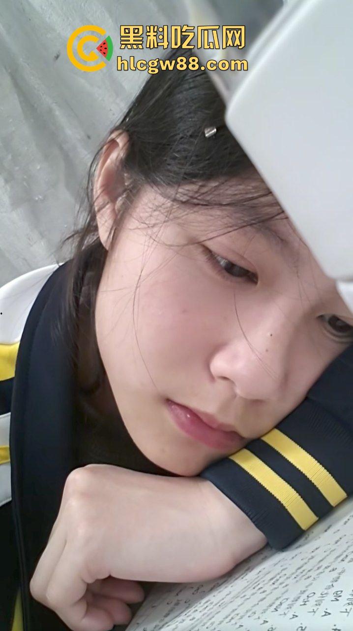 真实约炮福州清纯反差女高【林颖】高三就下海做鸡兼职卖淫，500一炮超实惠中出嫩妹！-4