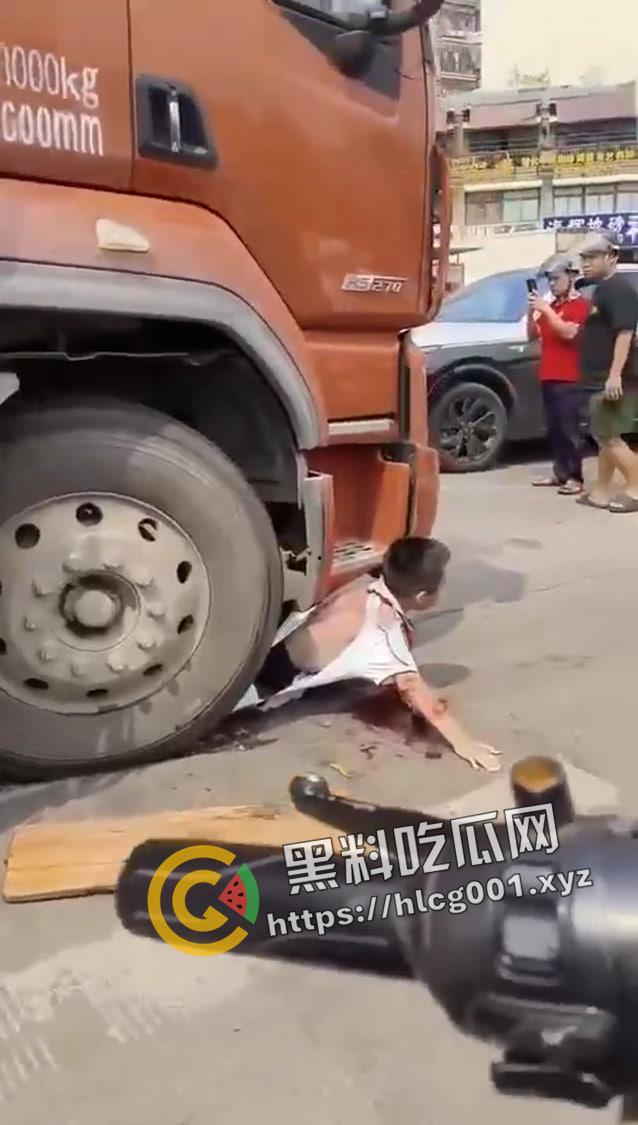 海口白驹小学门口 小孩子被压大车地下挣扎   半个身子压成肉泥 还救不出来 生不如死  现场视频流出-2
