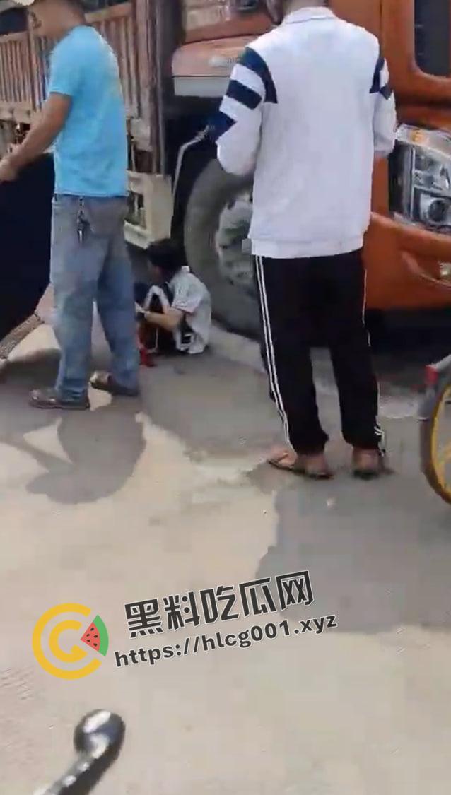 海口白驹小学门口 小孩子被压大车地下挣扎   半个身子压成肉泥 还救不出来 生不如死  现场视频流出-3