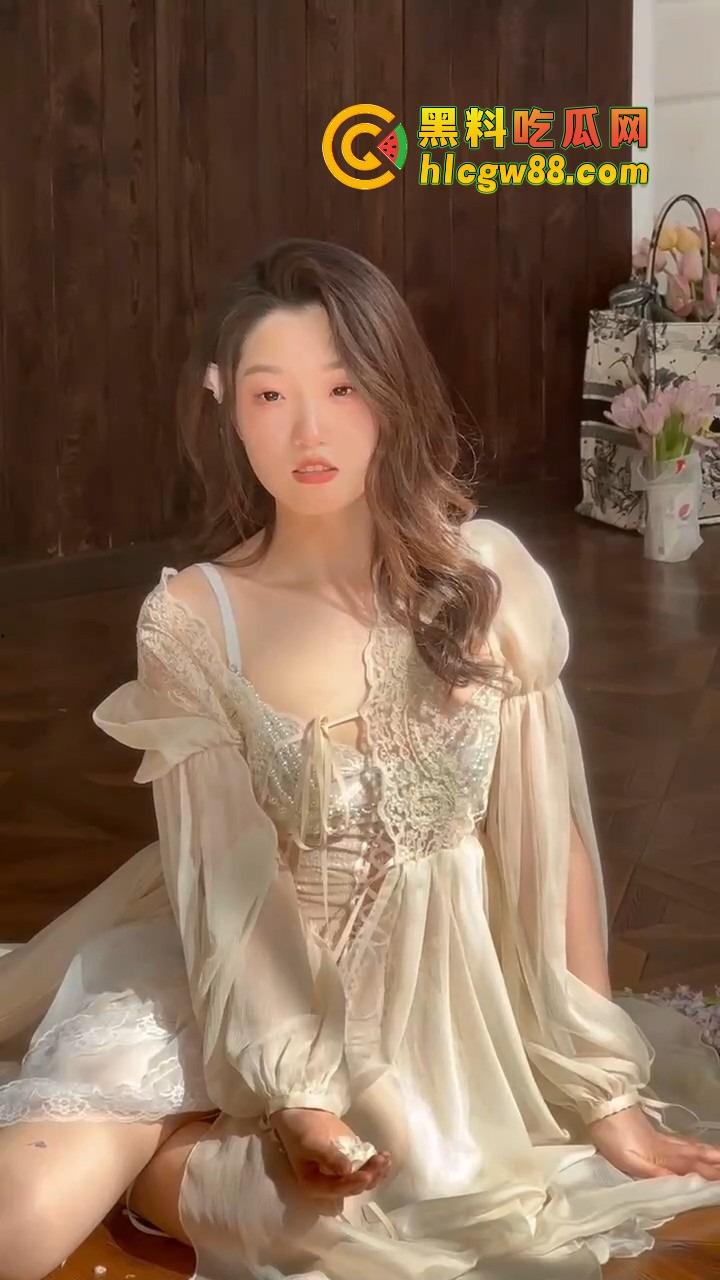 湖南『卢本伟』上垒巨乳御姐，肉感身材骚气奶浪声，嫩穴被操得痉挛喷水，爆操嫩穴身材太顶忍无可忍！-17