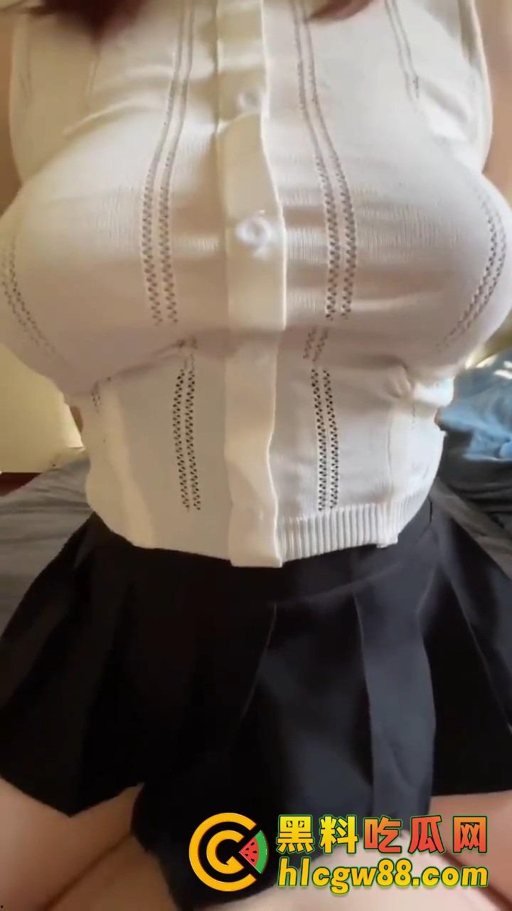 抖音大胸妹活菩萨『一抹金』被大哥重金包养 白天重庆火锅音乐节 晚上换战服骑身上狂摇奶子！-13