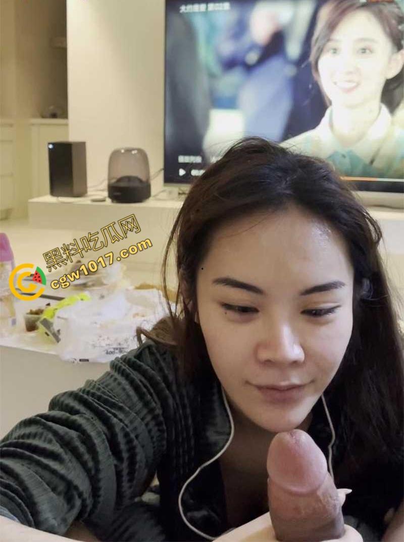 丽江民宿风骚老板娘【孙晓燕】不雅视频曝光，与英俊游客狂野纠缠，露脸舔屌被后入，沦为艳遇之都的名穴热门地！-1