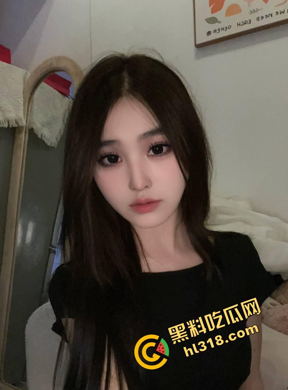 白裙小羊变吞精母狗,超市收银员『王雪儿』试衣间跪舔,精液从小嘴流一脸,跪地舔完还腼腆说好喝!-2