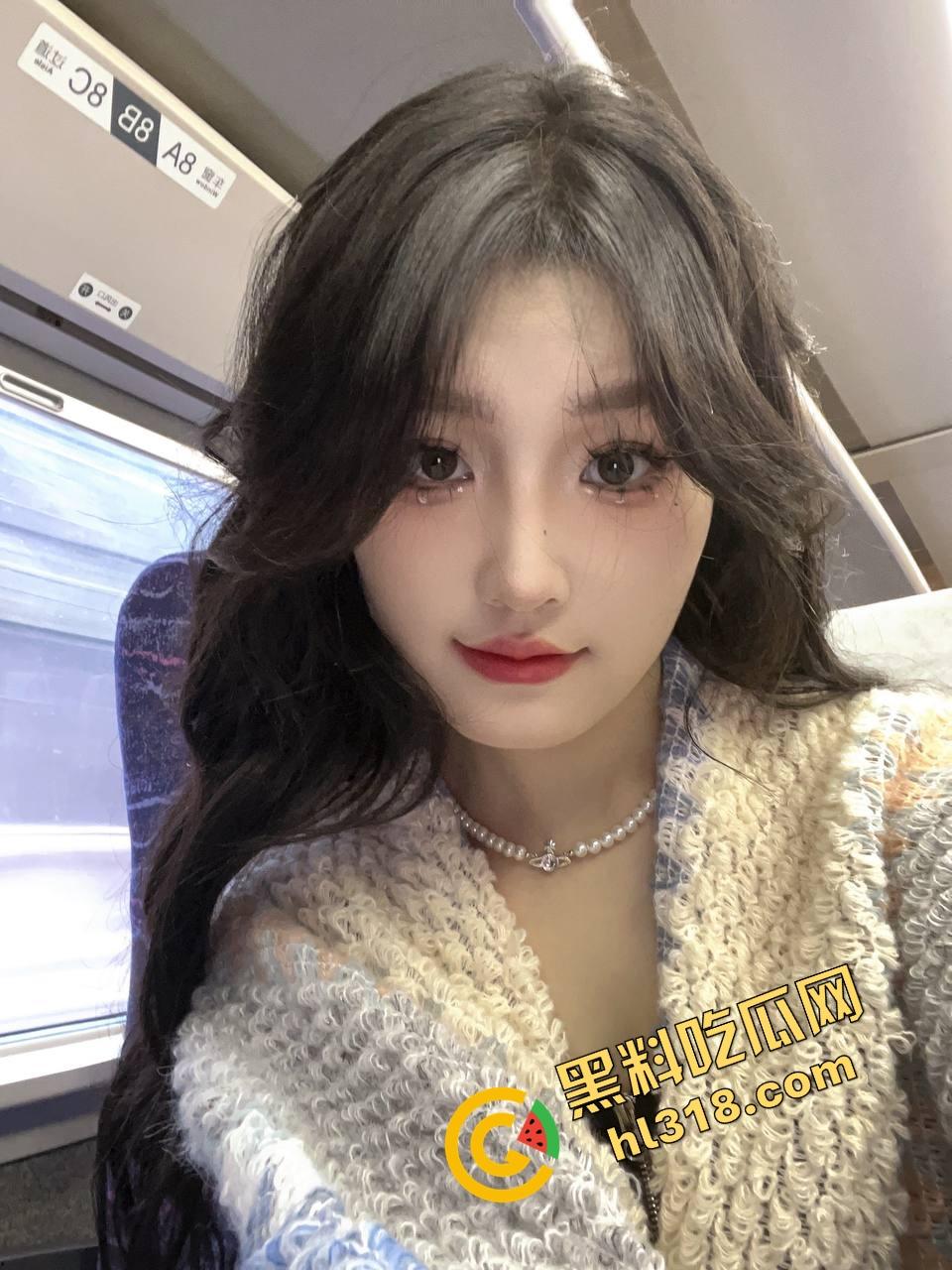 白裙小羊变吞精母狗,超市收银员『王雪儿』试衣间跪舔,精液从小嘴流一脸,跪地舔完还腼腆说好喝!-4