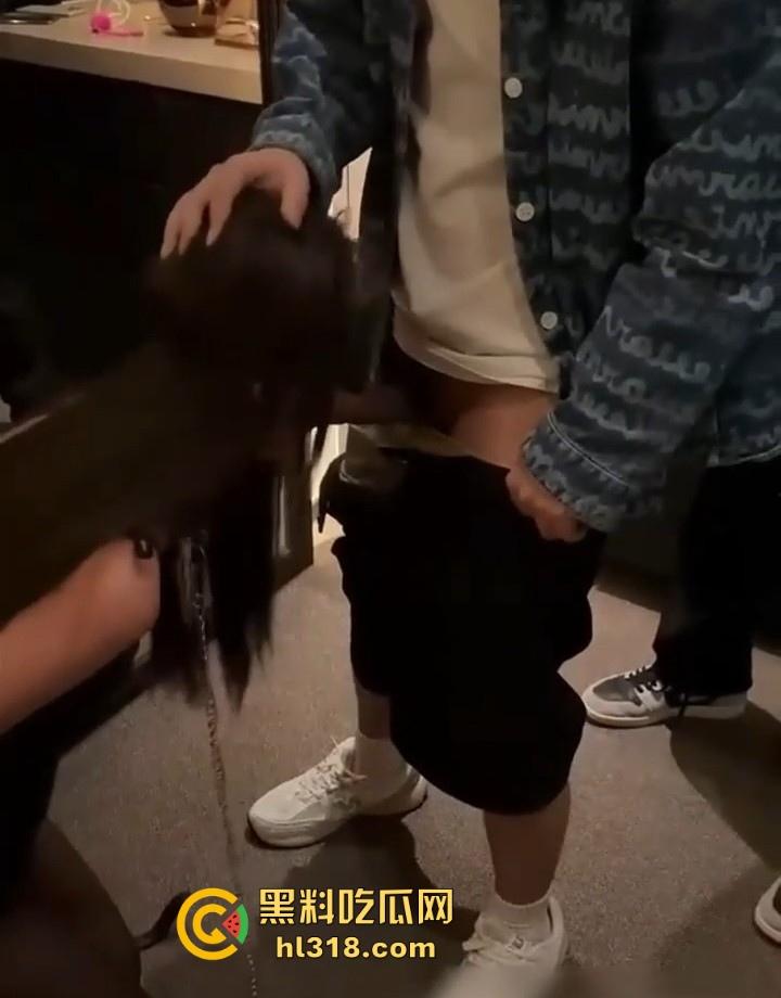 4男1女群P大作战流出曝光,超乱淫啪深喉口交,狂野呻吟和肉体碰撞,现场超淫靡!-1