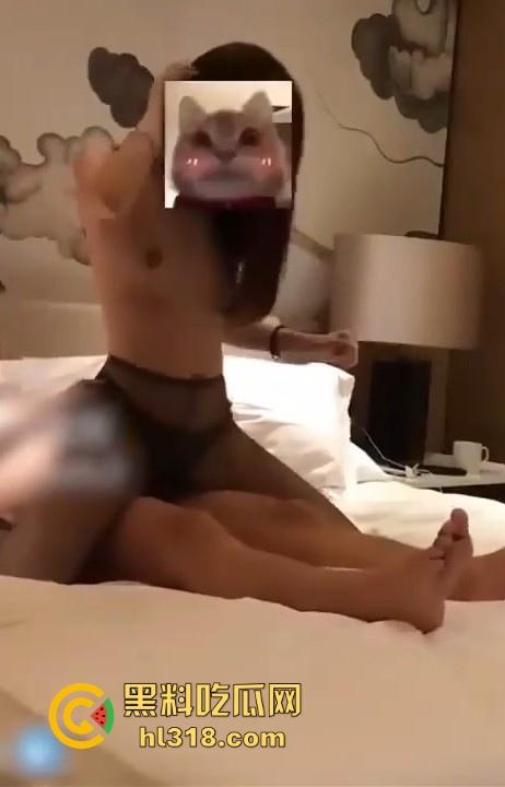 4男1女群P大作战流出曝光,超乱淫啪深喉口交,狂野呻吟和肉体碰撞,现场超淫靡!-5