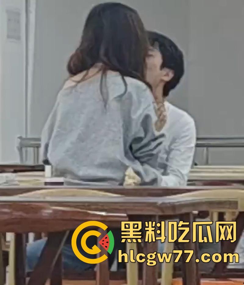 大学食堂情侣当场上演成人片 激情舌吻跪着给男友撸管 钻桌底含鸡巴 偷拍视频火遍全网！-1