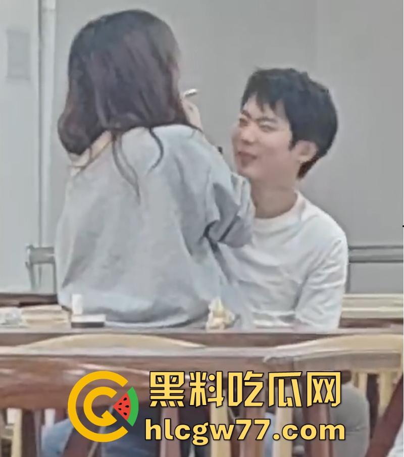 大学食堂情侣当场上演成人片 激情舌吻跪着给男友撸管 钻桌底含鸡巴 偷拍视频火遍全网！-2