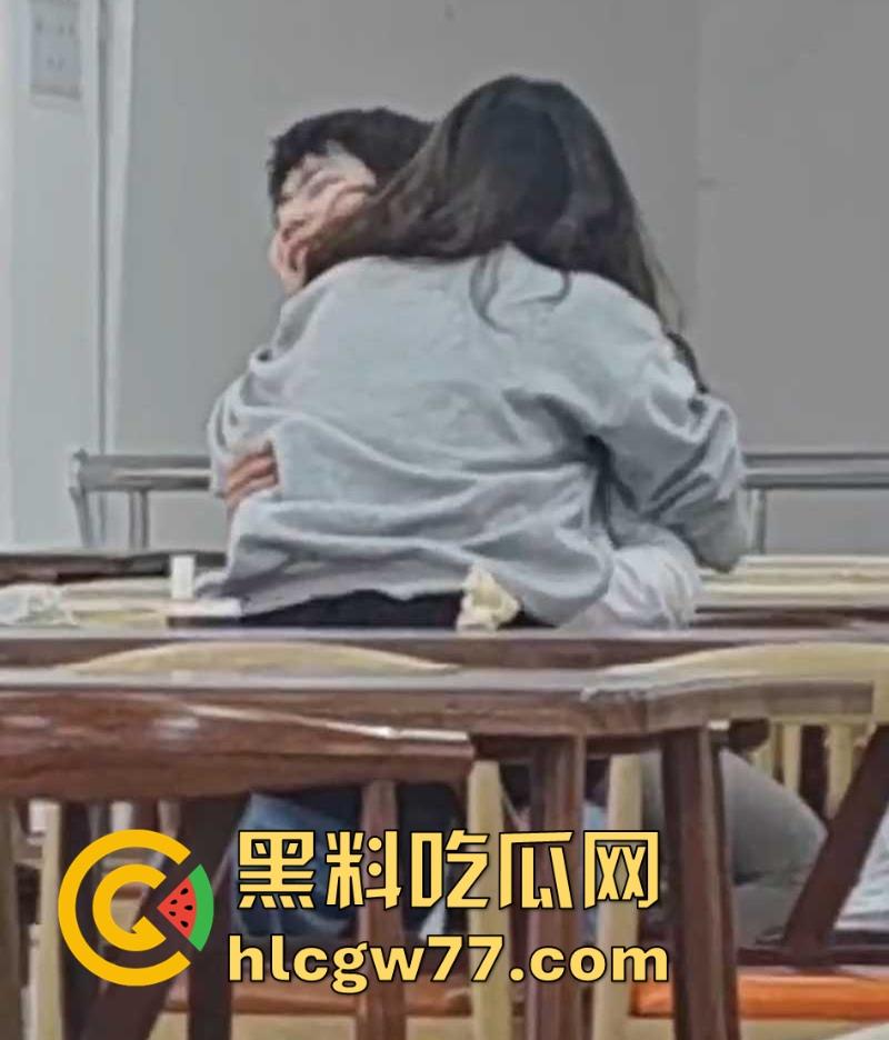 大学食堂情侣当场上演成人片 激情舌吻跪着给男友撸管 钻桌底含鸡巴 偷拍视频火遍全网！-3