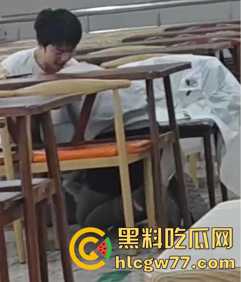 大学食堂情侣当场上演成人片 激情舌吻跪着给男友撸管 钻桌底含鸡巴 偷拍视频火遍全网！-4