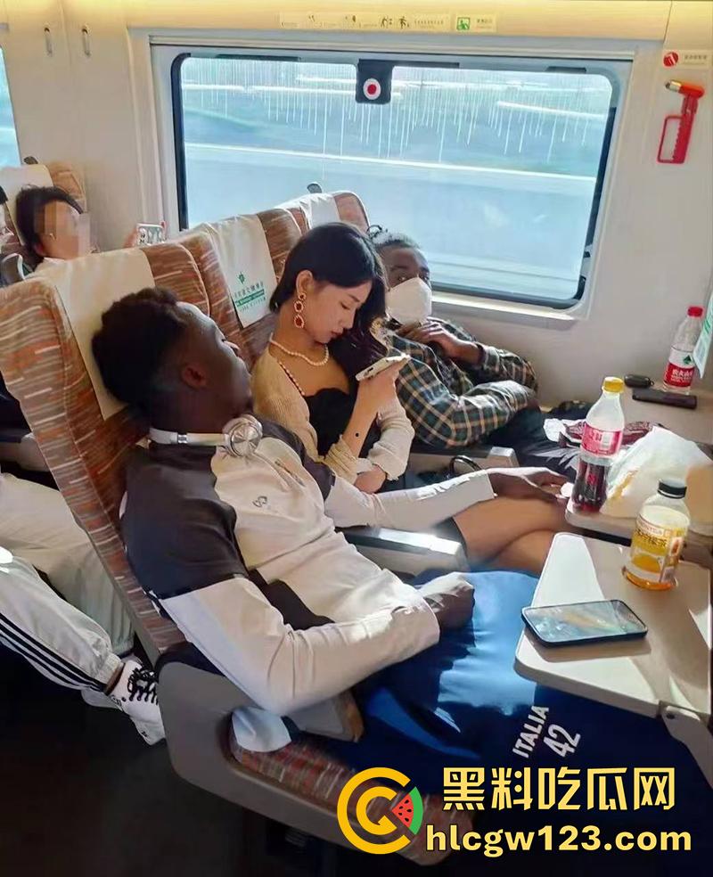 媚黑婊骚逼嫁大屌黑人，不收彩礼随便玩，一步到胃疯狂撞击，据说和黑人回到老家，还被多人轮奸呢！-4