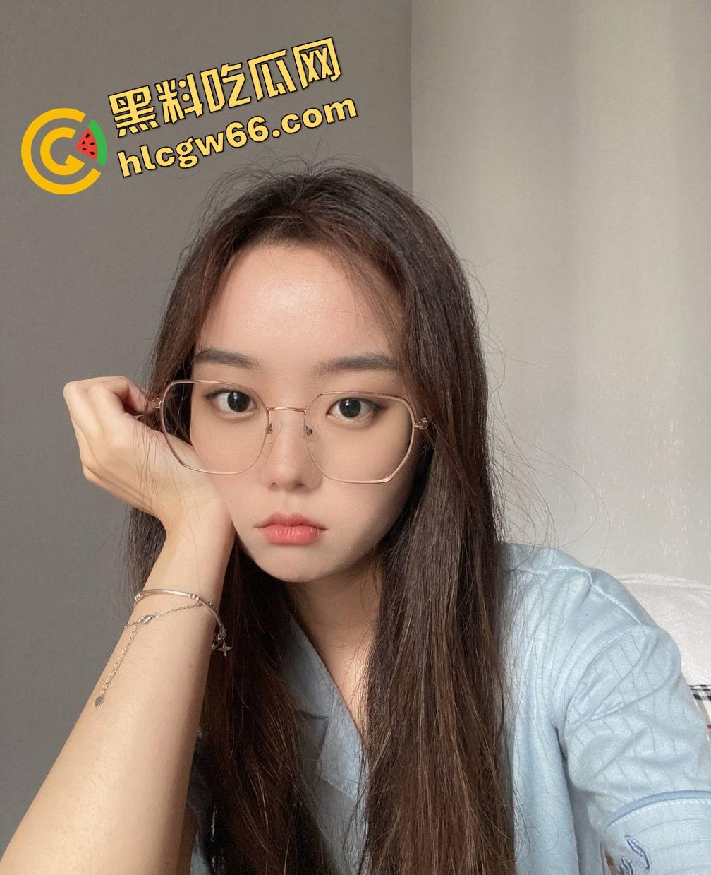 重庆眼镜学生妹【景浩】从图书馆到酒店，眼镜装纯黑丝撅臀骚穴被网友无套后入，带闺蜜野外露逼赚外快！-11